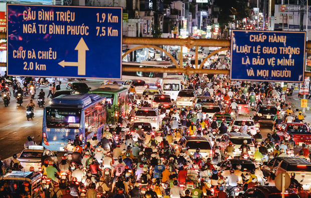 TP.HCM: Nút giao thông huyết mạch bị đóng để phục vụ nâng đường chống ngập, nhiều em nhỏ ngủ gật vì kẹt xe hàng giờ - 20 TP.HCM: Nút giao thông huyết mạch bị đóng để phục vụ nâng đường chống ngập, nhiều em nhỏ ngủ gật vì kẹt xe hàng giờ - 20