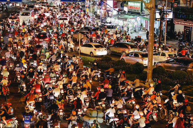 TP.HCM: Nút giao thông huyết mạch bị đóng để phục vụ nâng đường chống ngập, nhiều em nhỏ ngủ gật vì kẹt xe hàng giờ - 21 TP.HCM: Nút giao thông huyết mạch bị đóng để phục vụ nâng đường chống ngập, nhiều em nhỏ ngủ gật vì kẹt xe hàng giờ - 21