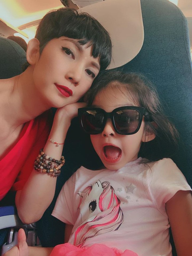 Những mẹ đơn thân đình đám Vbiz: Người đau đớn vì ung thư, kẻ vướng tin đồn cặp kè trai trẻ - 12 Những mẹ đơn thân đình đám Vbiz: Người đau đớn vì ung thư, kẻ vướng tin đồn cặp kè trai trẻ - 12