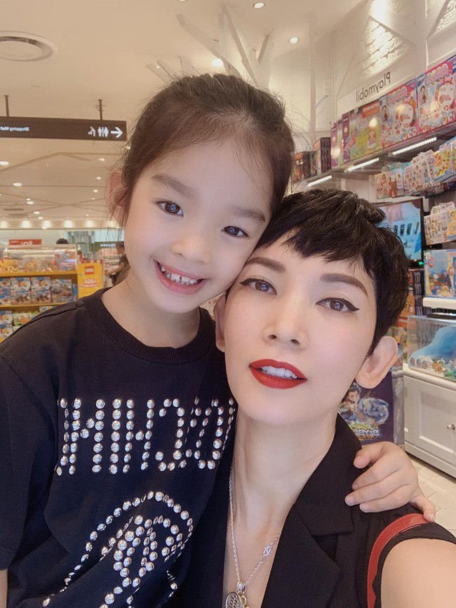 Những mẹ đơn thân đình đám Vbiz: Người đau đớn vì ung thư, kẻ vướng tin đồn cặp kè trai trẻ - 14 Những mẹ đơn thân đình đám Vbiz: Người đau đớn vì ung thư, kẻ vướng tin đồn cặp kè trai trẻ - 14