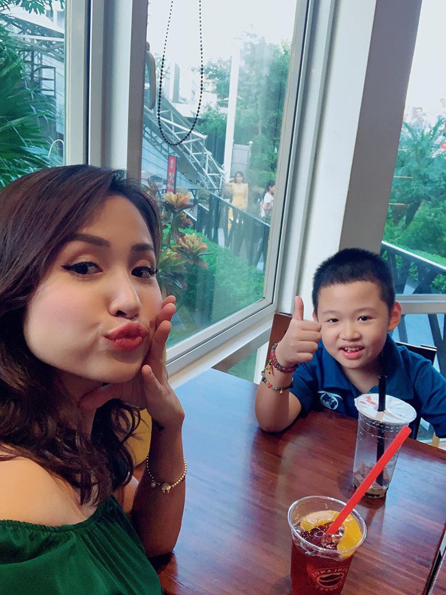 Những mẹ đơn thân đình đám Vbiz: Người đau đớn vì ung thư, kẻ vướng tin đồn cặp kè trai trẻ - 18 Những mẹ đơn thân đình đám Vbiz: Người đau đớn vì ung thư, kẻ vướng tin đồn cặp kè trai trẻ - 18