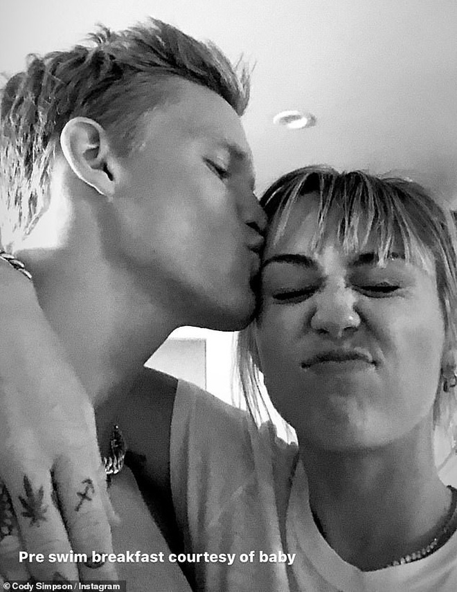 Sau Liam và bạn gái, Miley Cyrus nhanh chóng hẹn hò bạn trai kém 5 tuổi: Nàng làm bữa sáng, chàng viết thơ sexy tặng - 2 Sau Liam và bạn gái, Miley Cyrus nhanh chóng hẹn hò bạn trai kém 5 tuổi: Nàng làm bữa sáng, chàng viết thơ sexy tặng - 2