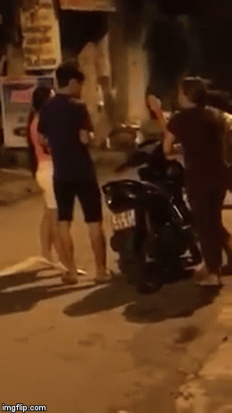 Cùng mẹ chồng đi đánh ghen vẫn bị hành hung, người phụ nữ bức xúc: 'Em giao con cho anh với chị này nuôi chứ một mình em nuôi không nổi" Cùng mẹ chồng đi đánh ghen vẫn bị hành hung, người phụ nữ bức xúc: 'Em giao con cho anh với chị này nuôi chứ một mình em nuôi không nổi"