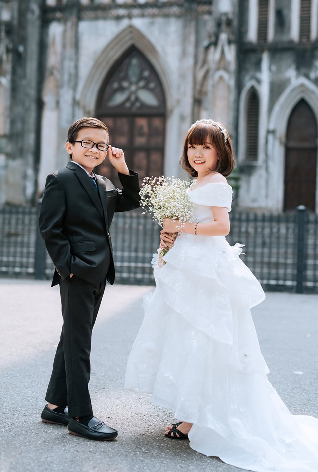 Cặp đôi tí hon từng bị nhầm là 'con nít ranh' khoe bộ ảnh cưới tình tứ, tiết lộ đã về sống chung và sắp tổ chức lễ thành hôn - 2 Cặp đôi tí hon từng bị nhầm là 'con nít ranh' khoe bộ ảnh cưới tình tứ, tiết lộ đã về sống chung và sắp tổ chức lễ thành hôn - 2