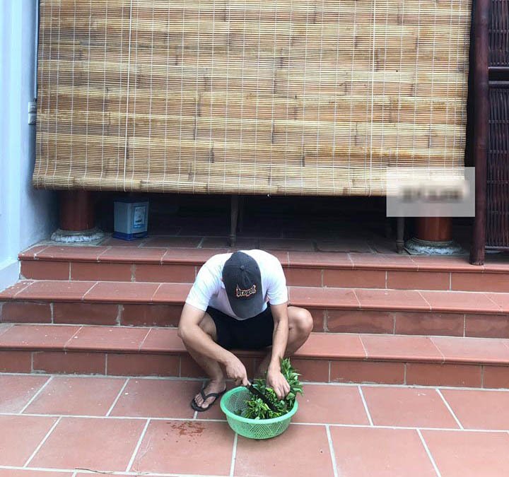 Thấy vợ đến giờ cơm vẫn đi chơi chưa về, chồng trưởng họ bực bội vào bếp lấy dao khiến mọi người sợ 'mất vía' nhưng lại để làm hành động dễ thương này Thấy vợ đến giờ cơm vẫn đi chơi chưa về, chồng trưởng họ bực bội vào bếp lấy dao khiến mọi người sợ 'mất vía' nhưng lại để làm hành động dễ thương này