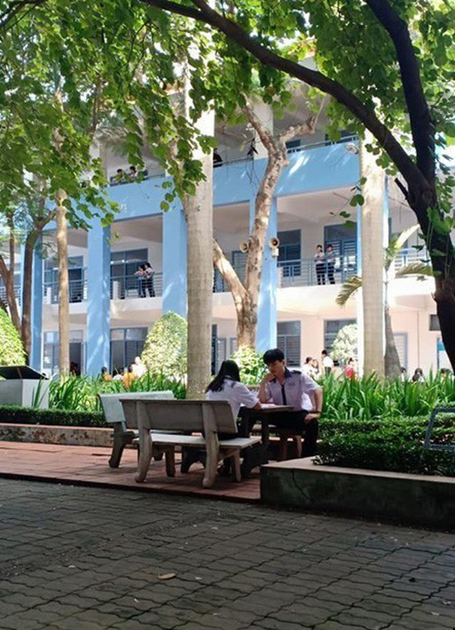 Cùng nhau ôn bài rất tình cảm giờ ra chơi, cặp đôi khiến dân mạng phát ghen: Thời đi học chúng ta ai cũng có một người để thương như vậy Cùng nhau ôn bài rất tình cảm giờ ra chơi, cặp đôi khiến dân mạng phát ghen: Thời đi học chúng ta ai cũng có một người để thương như vậy