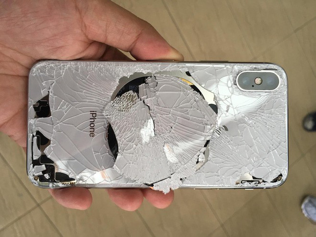 Tin vui: Chi phí thay iPhone 11 vỡ mặt lưng sẽ rẻ hơn đáng kể nhờ thiết bị bắn laser đặc biệt này - 1 Tin vui: Chi phí thay iPhone 11 vỡ mặt lưng sẽ rẻ hơn đáng kể nhờ thiết bị bắn laser đặc biệt này - 1