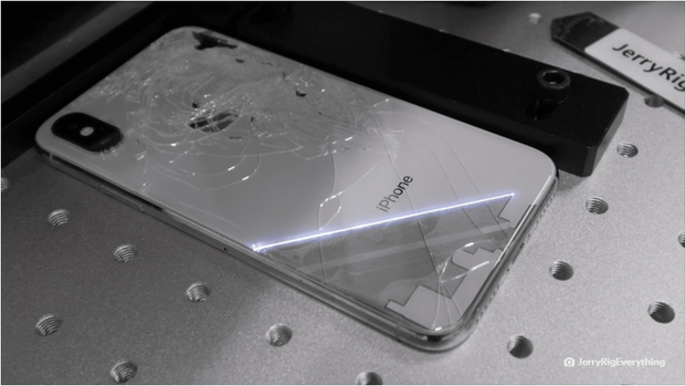 Tin vui: Chi phí thay iPhone 11 vỡ mặt lưng sẽ rẻ hơn đáng kể nhờ thiết bị bắn laser đặc biệt này - 3 Tin vui: Chi phí thay iPhone 11 vỡ mặt lưng sẽ rẻ hơn đáng kể nhờ thiết bị bắn laser đặc biệt này - 3