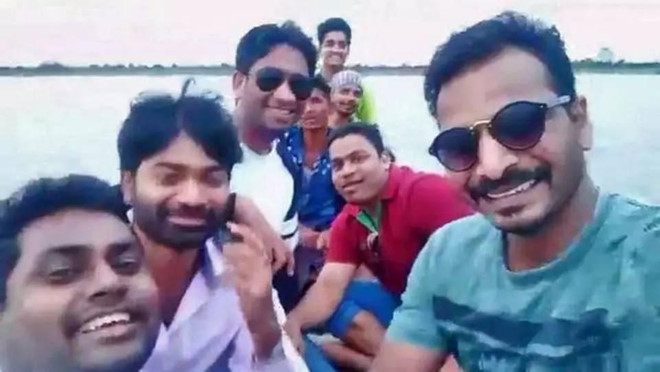 4 người cùng nhà chết đuối vì cố chụp ảnh selfie dưới sông