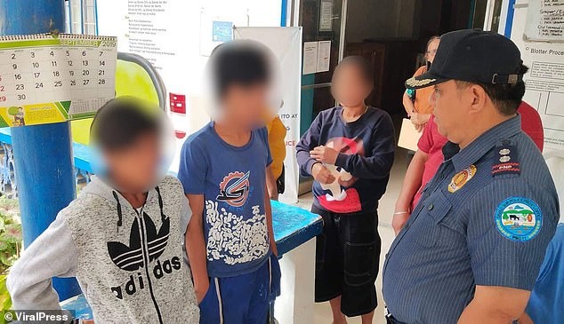 Hai thiếu niên quật mồ, xâm hại xác chết của cụ bà 84 tuổi Hai thiếu niên quật mồ, xâm hại xác chết của cụ bà 84 tuổi