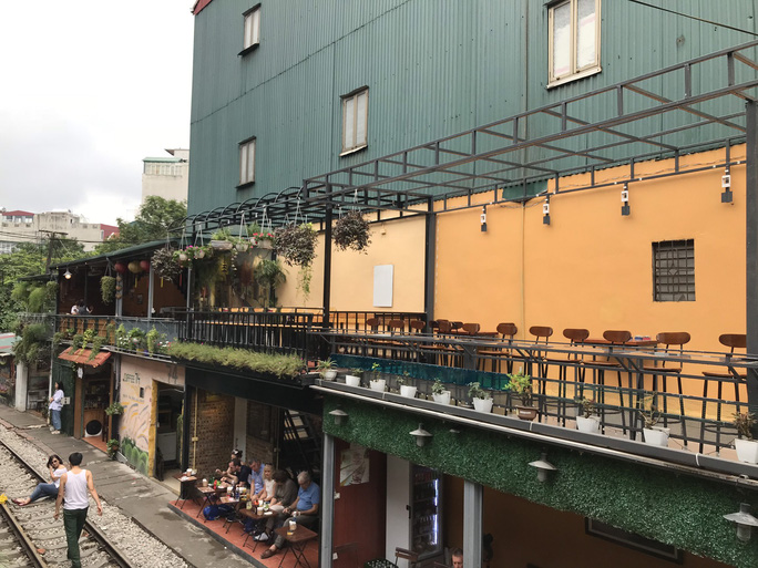 Du khách chật kín những quán cà phê đường tàu trước ngày bị 'xoá sổ' - 14 Du khách chật kín những quán cà phê đường tàu trước ngày bị 'xoá sổ' - 14