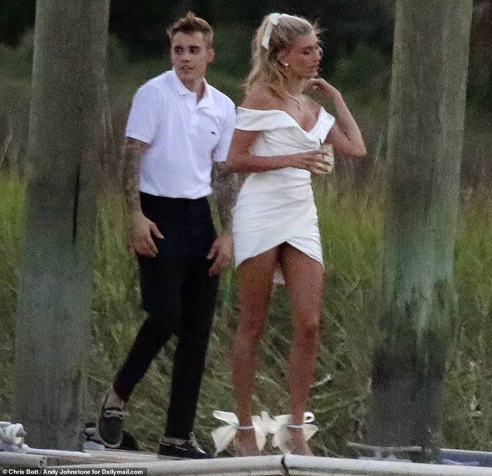 Đôi sandal bánh bèo 20 triệu đang 'bỏ bùa' từ vợ Justin Bieber đến cả loạt sao Hàn trong thời gian gần đây - 3 Đôi sandal bánh bèo 20 triệu đang 'bỏ bùa' từ vợ Justin Bieber đến cả loạt sao Hàn trong thời gian gần đây - 3