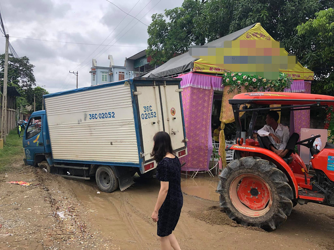 Vụ tai nạn 'dở khóc dở cười' của xe tải ngay trước rạp cưới khiến gia đình bối rối tìm cách giải quyết - 3 Vụ tai nạn 'dở khóc dở cười' của xe tải ngay trước rạp cưới khiến gia đình bối rối tìm cách giải quyết - 3