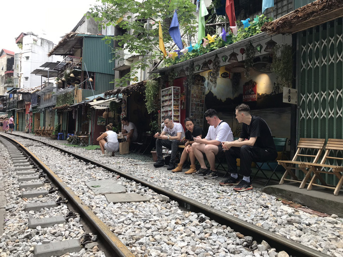 Du khách chật kín những quán cà phê đường tàu trước ngày bị 'xoá sổ' - 2 Du khách chật kín những quán cà phê đường tàu trước ngày bị 'xoá sổ' - 2
