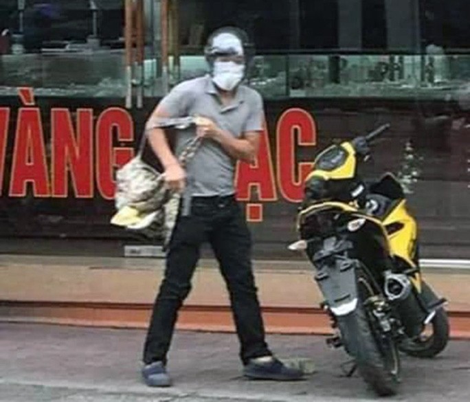 Xác định nghi phạm cướp tiệm vàng, công an khuyến cáo người dân không tự ý truy bắt vì nguy hiểm - 1 Xác định nghi phạm cướp tiệm vàng, công an khuyến cáo người dân không tự ý truy bắt vì nguy hiểm - 1