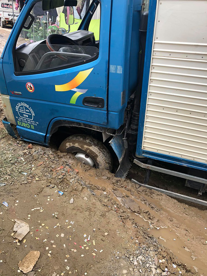 Vụ tai nạn 'dở khóc dở cười' của xe tải ngay trước rạp cưới khiến gia đình bối rối tìm cách giải quyết - 1 Vụ tai nạn 'dở khóc dở cười' của xe tải ngay trước rạp cưới khiến gia đình bối rối tìm cách giải quyết - 1