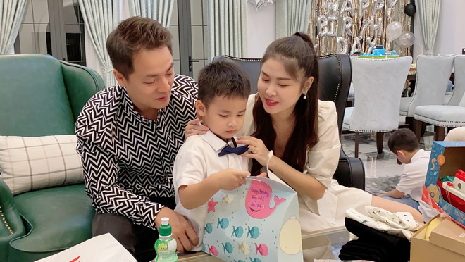 Vừa dọn tới biệt thự mới, cậu út nhà Đăng Khôi - Thủy Anh đã được bố mẹ tặng quà bất ngờ - 4 Vừa dọn tới biệt thự mới, cậu út nhà Đăng Khôi - Thủy Anh đã được bố mẹ tặng quà bất ngờ - 4