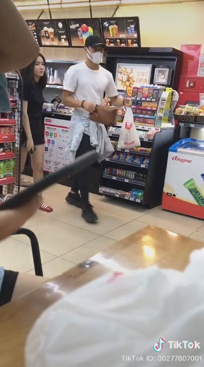 Hội cầu thủ 'quốc dân' đích thị là điển hình của con trai đào hoa: Tình cũ chưa kịp công khai chia tay đã bị soi cặp kè tình mới! - 16 Hội cầu thủ 'quốc dân' đích thị là điển hình của con trai đào hoa: Tình cũ chưa kịp công khai chia tay đã bị soi cặp kè tình mới! - 16