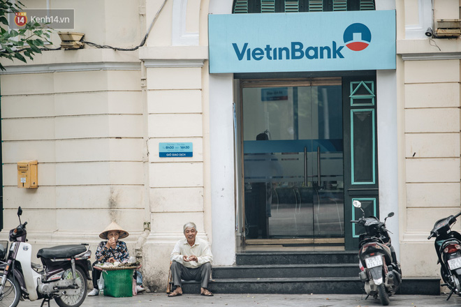 Chùm ảnh: Người Hà Nội khoác thêm áo ấm, thích thú đón nhận chút se lạnh đầu mùa - 8 Chùm ảnh: Người Hà Nội khoác thêm áo ấm, thích thú đón nhận chút se lạnh đầu mùa - 8
