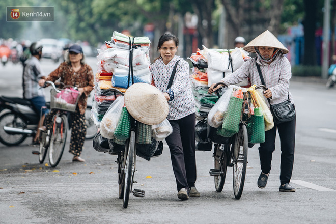 Chùm ảnh: Người Hà Nội khoác thêm áo ấm, thích thú đón nhận chút se lạnh đầu mùa - 14 Chùm ảnh: Người Hà Nội khoác thêm áo ấm, thích thú đón nhận chút se lạnh đầu mùa - 14