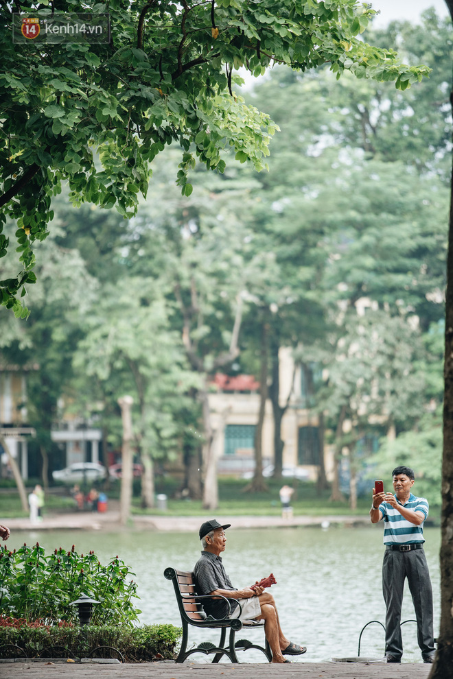 Chùm ảnh: Người Hà Nội khoác thêm áo ấm, thích thú đón nhận chút se lạnh đầu mùa - 3 Chùm ảnh: Người Hà Nội khoác thêm áo ấm, thích thú đón nhận chút se lạnh đầu mùa - 3