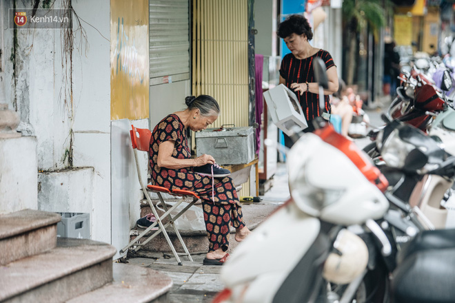 Chùm ảnh: Người Hà Nội khoác thêm áo ấm, thích thú đón nhận chút se lạnh đầu mùa - 13 Chùm ảnh: Người Hà Nội khoác thêm áo ấm, thích thú đón nhận chút se lạnh đầu mùa - 13