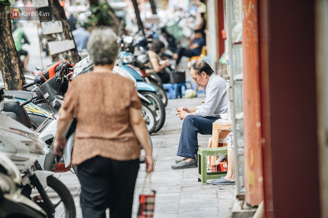 Chùm ảnh: Người Hà Nội khoác thêm áo ấm, thích thú đón nhận chút se lạnh đầu mùa - 12 Chùm ảnh: Người Hà Nội khoác thêm áo ấm, thích thú đón nhận chút se lạnh đầu mùa - 12