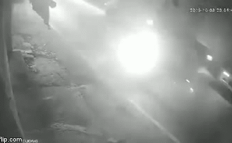Video: Bị cuốn vào gầm container, cô gái ngồi sau xe máy hoảng loạn gào thét khi thấy bạn đồng hành nằm bất động Video: Bị cuốn vào gầm container, cô gái ngồi sau xe máy hoảng loạn gào thét khi thấy bạn đồng hành nằm bất động