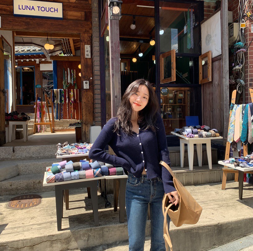Cardigan thì có muôn kiểu nhưng đây mới là dáng áo đang hot nhất, diện lên sành điệu và hack được cả chục phân chiều cao - 7 Cardigan thì có muôn kiểu nhưng đây mới là dáng áo đang hot nhất, diện lên sành điệu và hack được cả chục phân chiều cao - 7