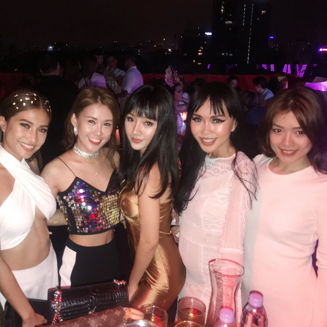 Đẳng cấp hot girl khi hẹn nhau 'xập xình': Lúc đi hết mình, lúc về có cả rổ ảnh thần thái ngút ngàn - 3 Đẳng cấp hot girl khi hẹn nhau 'xập xình': Lúc đi hết mình, lúc về có cả rổ ảnh thần thái ngút ngàn - 3