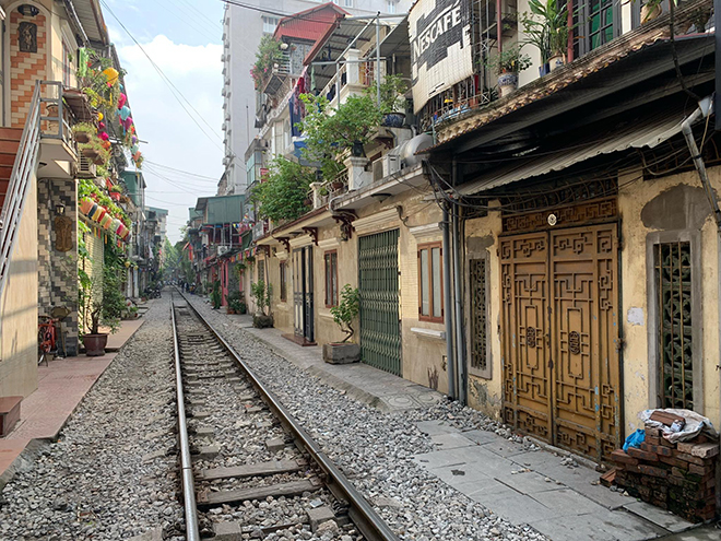 Người dân đóng cửa, phố cà phê đường sắt vắng hoe - 1 Người dân đóng cửa, phố cà phê đường sắt vắng hoe - 1