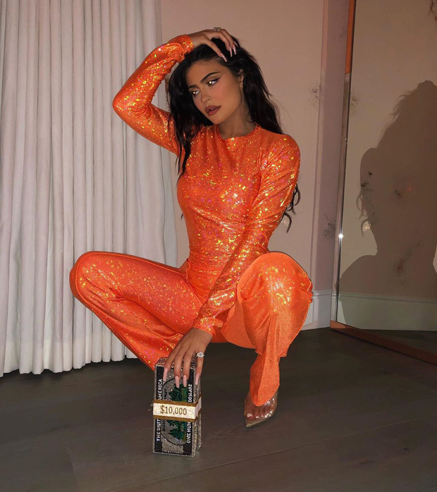 Khoe ảnh diện bikini bế con rất ra gì và này nọ, Kylie Jenner lại lộ vòng 3... 'bành trướng' đến mức kỳ lạ - 4 Khoe ảnh diện bikini bế con rất ra gì và này nọ, Kylie Jenner lại lộ vòng 3... 'bành trướng' đến mức kỳ lạ - 4