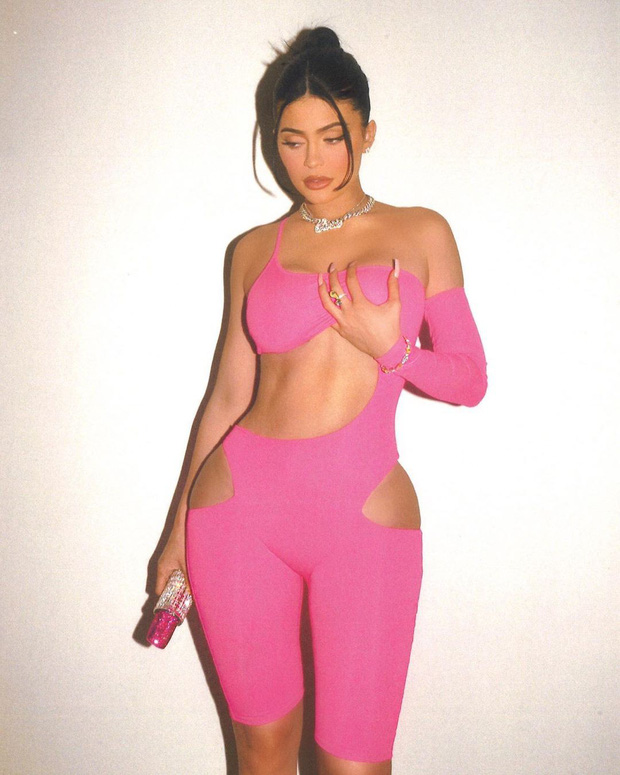 Khoe ảnh diện bikini bế con rất ra gì và này nọ, Kylie Jenner lại lộ vòng 3... 'bành trướng' đến mức kỳ lạ - 3 Khoe ảnh diện bikini bế con rất ra gì và này nọ, Kylie Jenner lại lộ vòng 3... 'bành trướng' đến mức kỳ lạ - 3