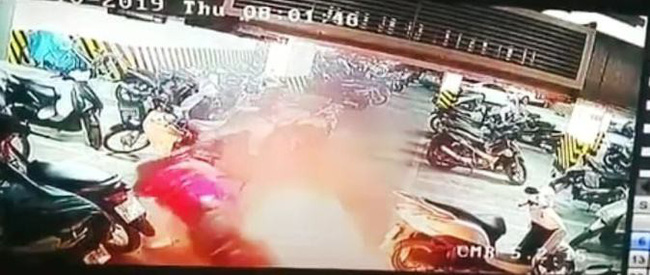 Hà Nội: Xe máy bất ngờ bốc cháy dưới tầng hầm chung cư, người dân hốt hoảng dập lửa Hà Nội: Xe máy bất ngờ bốc cháy dưới tầng hầm chung cư, người dân hốt hoảng dập lửa