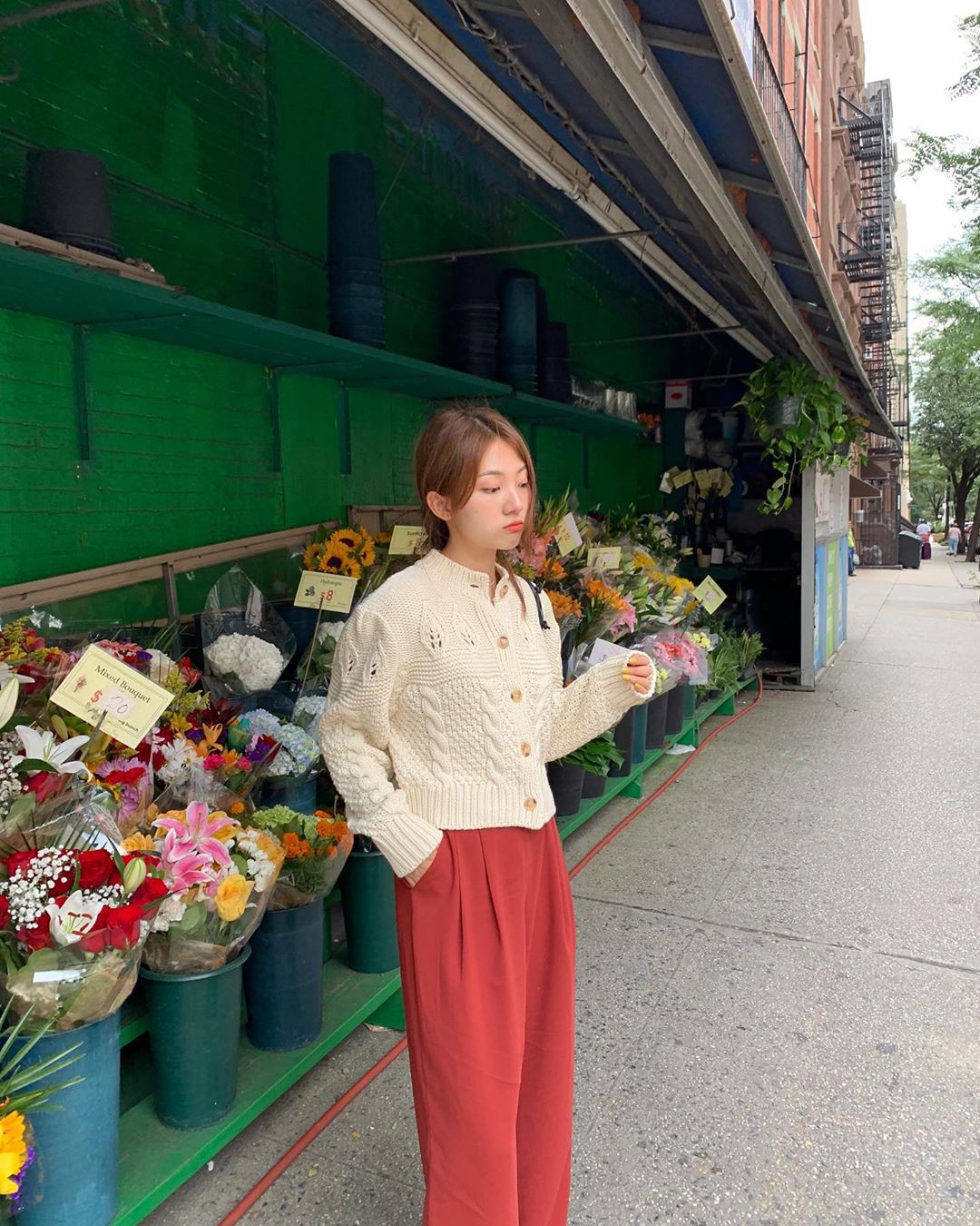 Cardigan thì có muôn kiểu nhưng đây mới là dáng áo đang hot nhất, diện lên sành điệu và hack được cả chục phân chiều cao - 17 Cardigan thì có muôn kiểu nhưng đây mới là dáng áo đang hot nhất, diện lên sành điệu và hack được cả chục phân chiều cao - 17