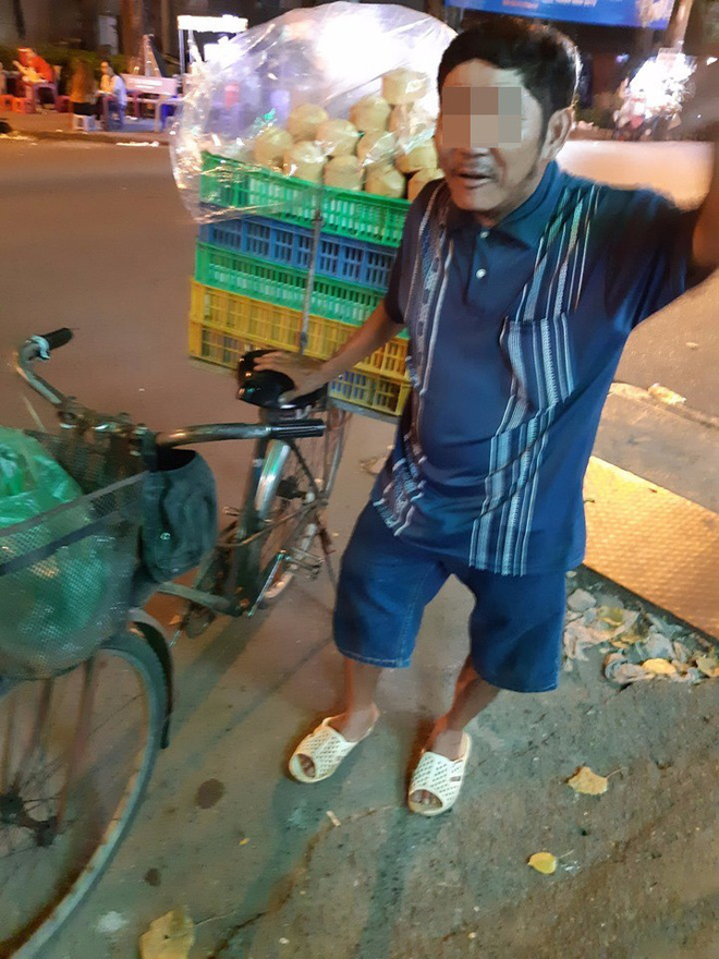 Người đàn ông bán bánh khắc khổ và câu nói 'xin lỗi' trước tiệm thuốc khiến thanh niên ngại ngùng - 1 Người đàn ông bán bánh khắc khổ và câu nói 'xin lỗi' trước tiệm thuốc khiến thanh niên ngại ngùng - 1