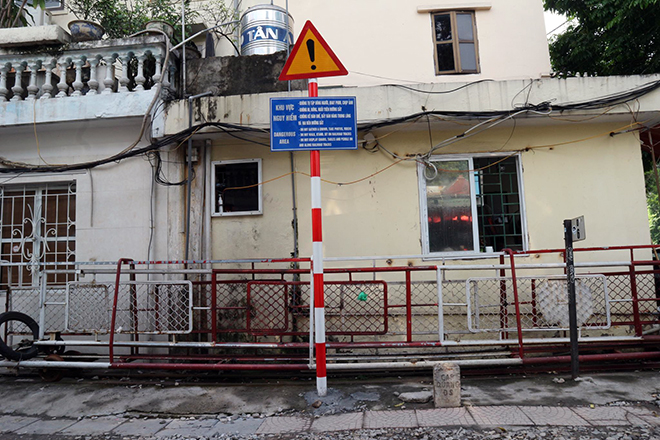 Người dân đóng cửa, phố cà phê đường sắt vắng hoe Người dân đóng cửa, phố cà phê đường sắt vắng hoe