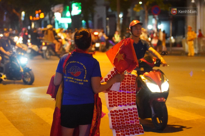Hàng ngàn CĐV đổ ra đường hò reo, ăn mừng chiến thắng đầu tiên của ĐT Việt Nam tại vòng loại World Cup 2022 - 17 Hàng ngàn CĐV đổ ra đường hò reo, ăn mừng chiến thắng đầu tiên của ĐT Việt Nam tại vòng loại World Cup 2022 - 17