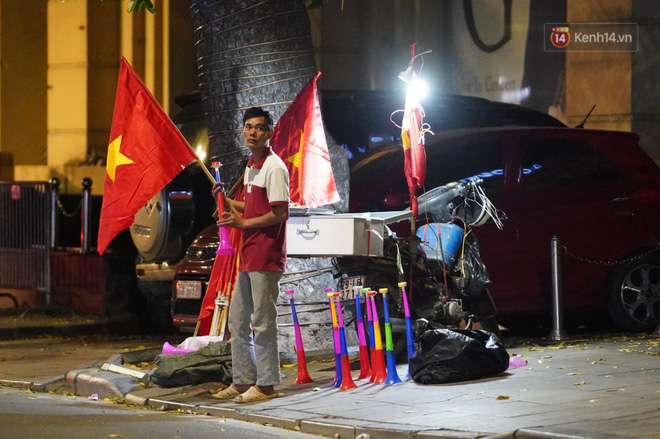 Hàng ngàn CĐV đổ ra đường hò reo, ăn mừng chiến thắng đầu tiên của ĐT Việt Nam tại vòng loại World Cup 2022 - 16 Hàng ngàn CĐV đổ ra đường hò reo, ăn mừng chiến thắng đầu tiên của ĐT Việt Nam tại vòng loại World Cup 2022 - 16