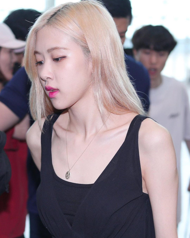 Đến phục tài 'tái chế' của idol Hàn: chỉ một chiếc khăn lụa mà diện được tới 5 cách khác nhau, cách nào cũng đẹp hút mắt - 9 Đến phục tài 'tái chế' của idol Hàn: chỉ một chiếc khăn lụa mà diện được tới 5 cách khác nhau, cách nào cũng đẹp hút mắt - 9