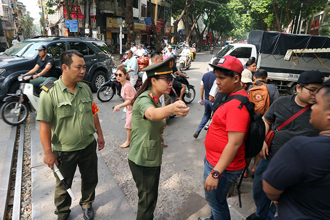 Người dân đóng cửa, phố cà phê đường sắt vắng hoe - 7 Người dân đóng cửa, phố cà phê đường sắt vắng hoe - 7