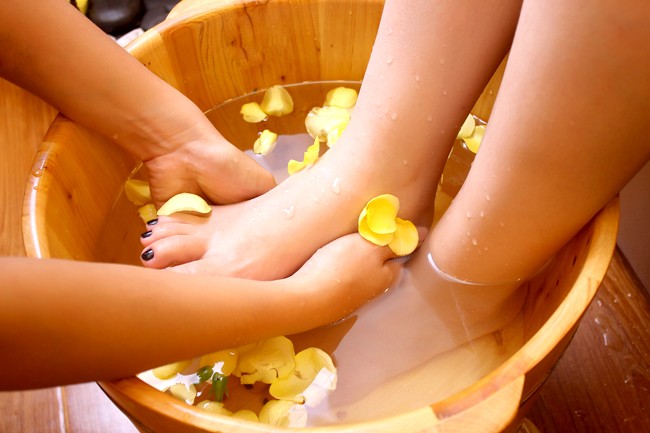 Vì sao các spa lại dùng chậu gỗ để ngâm chân mà không chọn chất liệu khác? - 2 Vì sao các spa lại dùng chậu gỗ để ngâm chân mà không chọn chất liệu khác? - 2