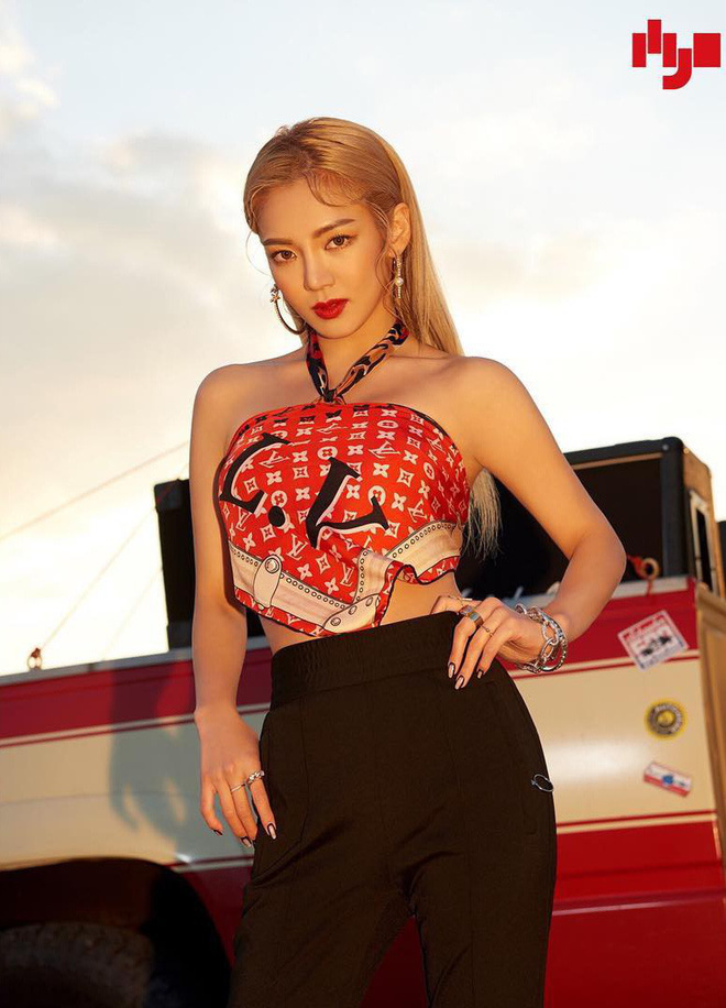 Đến phục tài 'tái chế' của idol Hàn: chỉ một chiếc khăn lụa mà diện được tới 5 cách khác nhau, cách nào cũng đẹp hút mắt - 20 Đến phục tài 'tái chế' của idol Hàn: chỉ một chiếc khăn lụa mà diện được tới 5 cách khác nhau, cách nào cũng đẹp hút mắt - 20