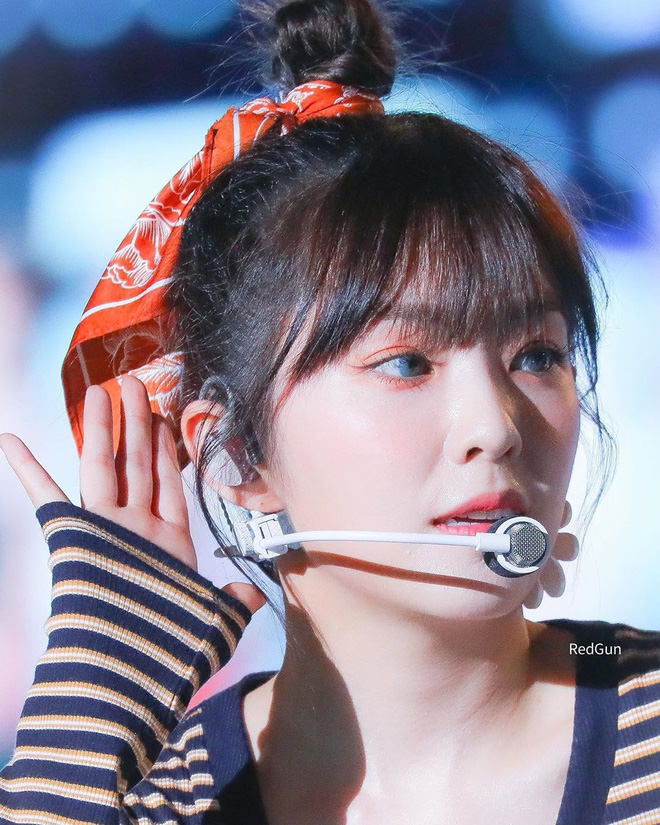 Đến phục tài 'tái chế' của idol Hàn: chỉ một chiếc khăn lụa mà diện được tới 5 cách khác nhau, cách nào cũng đẹp hút mắt - 7 Đến phục tài 'tái chế' của idol Hàn: chỉ một chiếc khăn lụa mà diện được tới 5 cách khác nhau, cách nào cũng đẹp hút mắt - 7