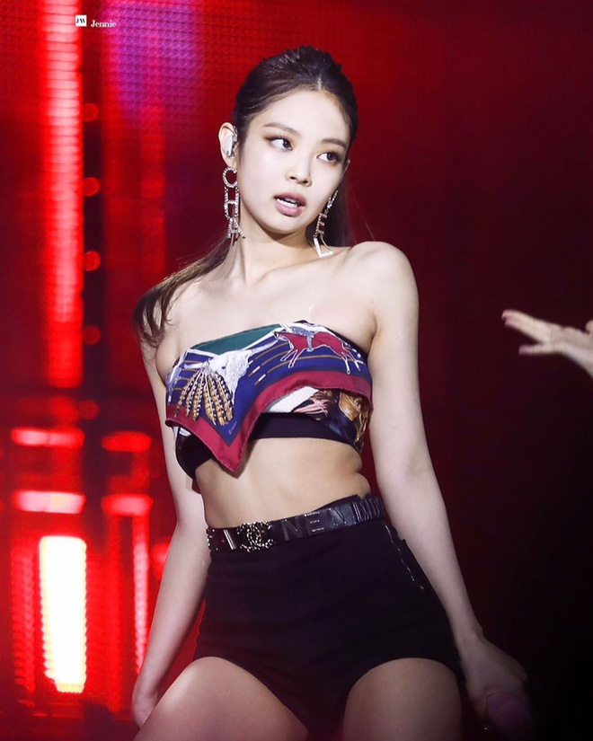 Đến phục tài 'tái chế' của idol Hàn: chỉ một chiếc khăn lụa mà diện được tới 5 cách khác nhau, cách nào cũng đẹp hút mắt - 18 Đến phục tài 'tái chế' của idol Hàn: chỉ một chiếc khăn lụa mà diện được tới 5 cách khác nhau, cách nào cũng đẹp hút mắt - 18