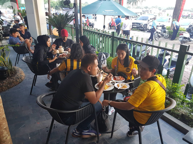 Sân Mỹ Đình trước trận gặp Malaysia: Phe vé giảm giá sâu đến cả triệu đồng/cặp - 14 Sân Mỹ Đình trước trận gặp Malaysia: Phe vé giảm giá sâu đến cả triệu đồng/cặp - 14