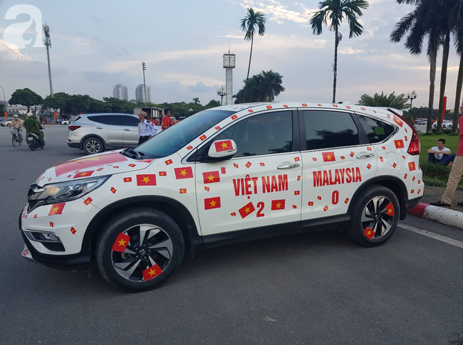 Sân Mỹ Đình trước trận gặp Malaysia: Phe vé giảm giá sâu đến cả triệu đồng/cặp - 13 Sân Mỹ Đình trước trận gặp Malaysia: Phe vé giảm giá sâu đến cả triệu đồng/cặp - 13