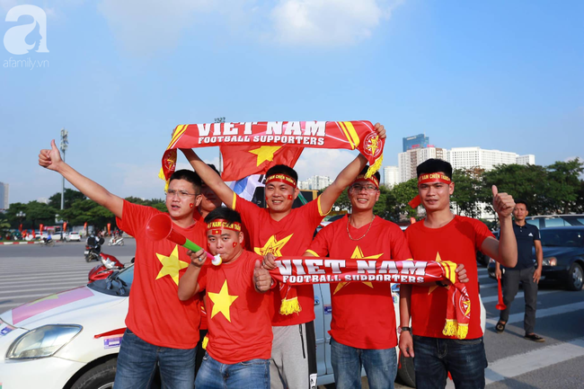 Sân Mỹ Đình trước trận gặp Malaysia: Phe vé giảm giá sâu đến cả triệu đồng/cặp - 12 Sân Mỹ Đình trước trận gặp Malaysia: Phe vé giảm giá sâu đến cả triệu đồng/cặp - 12
