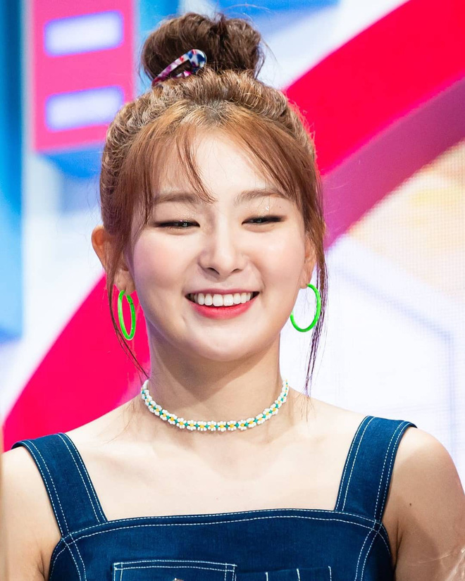 Đến phục tài 'tái chế' của idol Hàn: chỉ một chiếc khăn lụa mà diện được tới 5 cách khác nhau, cách nào cũng đẹp hút mắt - 6 Đến phục tài 'tái chế' của idol Hàn: chỉ một chiếc khăn lụa mà diện được tới 5 cách khác nhau, cách nào cũng đẹp hút mắt - 6