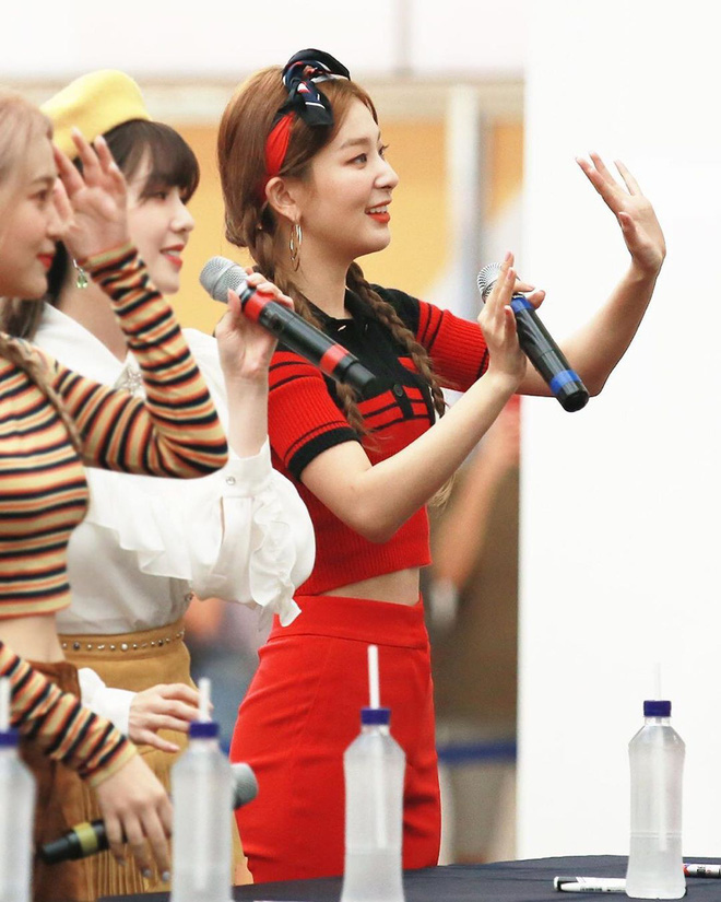 Đến phục tài 'tái chế' của idol Hàn: chỉ một chiếc khăn lụa mà diện được tới 5 cách khác nhau, cách nào cũng đẹp hút mắt - 1 Đến phục tài 'tái chế' của idol Hàn: chỉ một chiếc khăn lụa mà diện được tới 5 cách khác nhau, cách nào cũng đẹp hút mắt - 1